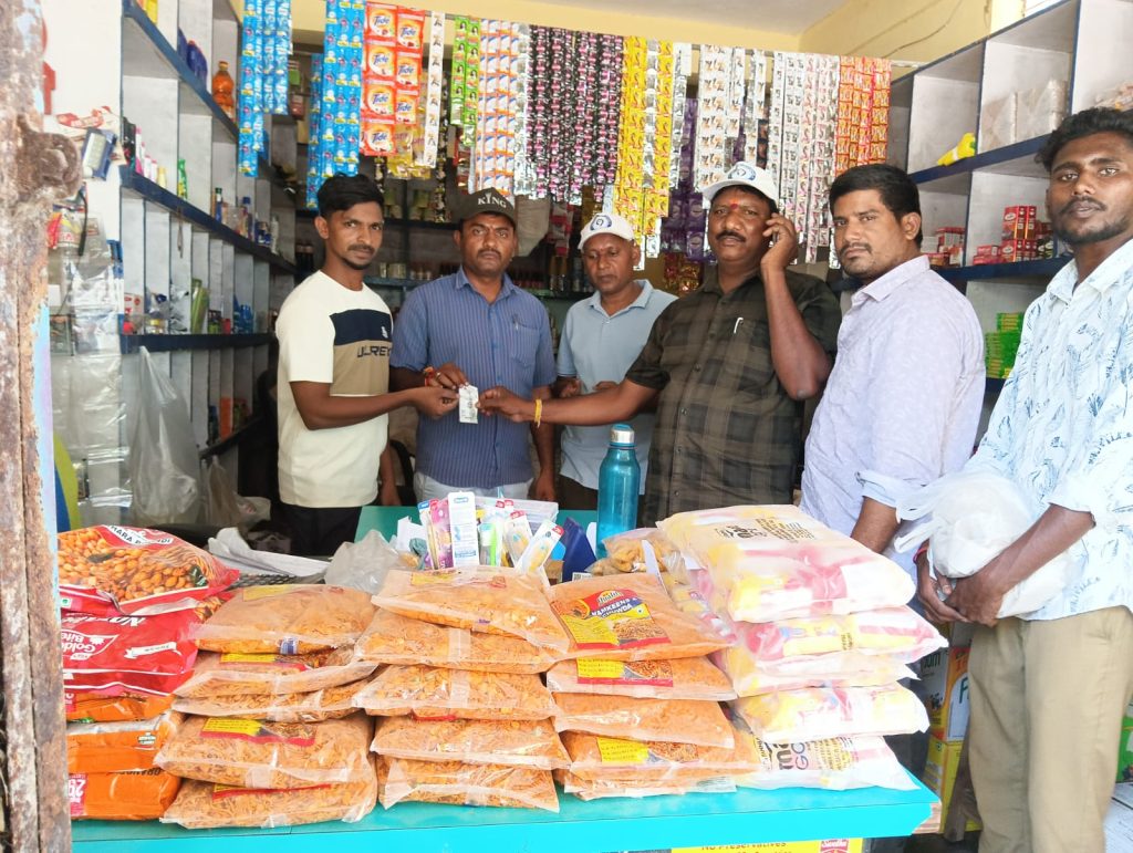 దుకాణాలలో ప్లాస్టిక్ ను తనిఖీ చేస్తున్న కమిషనర్ మరియు సిబ్బంది